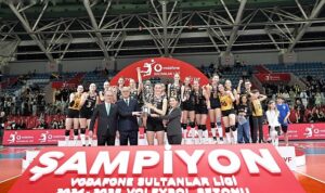 Van Ryk, ödülünü Vodafone Türkiye İcra Kurulu Başkan Yardımcısı Meltem Bakiler Şahin’in elinden aldı.