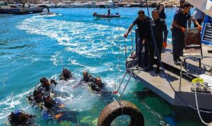 Antalya Büyükşehir Belediyesi’nden Kaleiçi Yat Limanı’nda deniz dip temizliği
