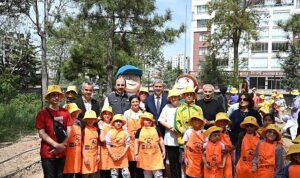 Başkan Altay Özel Gençlerle Birlikte Sebze Fidelerini Toprakla Buluşturdu