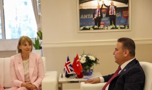 Birleşik Krallık Türkiye Büyükelçisi Başkan Muhittin Böcek’i ziyaret etti