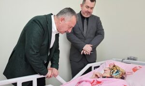 Büyükakın, Anneler Günü’nde şehit ailesi ve huzurevine gitti