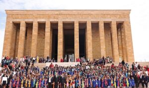 Çankayalı Minik Mezunlar Atasının Huzurunda