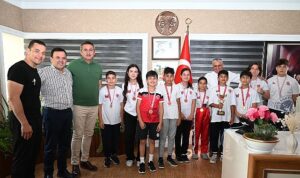 Kick Boks sporcuları başarılarını Başkan Topaloğlu ile paylaştı