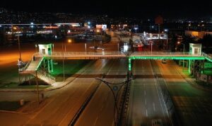 Kocaeli’nde üst geçitler yeşile büründü