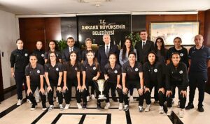 Kupa Mansur Başkan’ın Ellerinde