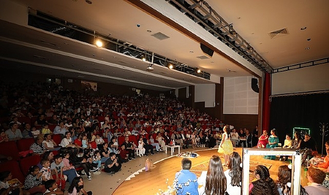 Menderes Belediyesi Çocuk Tiyatrosu Sahnede