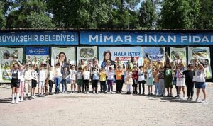 Minik öğrenciler anneleri için en güzel hediyeyi Büyükşehir Belediyesi’nin fidanlığında elleriyle dikti