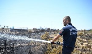 Aydın Büyükşehir Belediyesi ekipleri Didim’deki yangına müdahale ediyor.