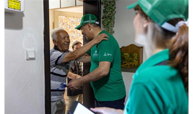 Başkan Tugay “Dönüşüme Evde Başla” projesi için QR kodlu poşet dağıttı