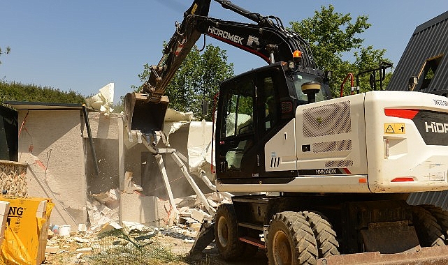 Hasanağa’da kaçak villalar yıkıldı