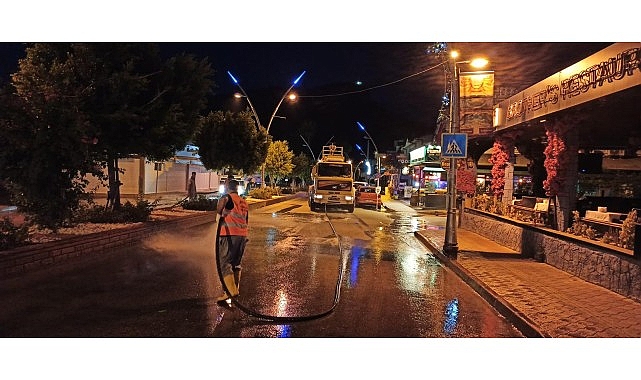 Kemer’deki toz ve toprak olan yollar yıkanıyor