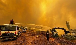Kocaeli Büyükşehir, komşu Sakarya’nın yardımına koştu; Büyükşehir A Takımı alevlerin arasında