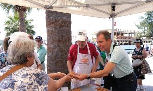 Rahmetli, Manisa Büyükşehir Belediye Başkanı Ferdi Zeyrek adına Cumhuriyet Meydanı’nda lokma hayrı