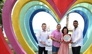 20 yıldır Kemer’e gelen Finli çifte teşekkür plaketi
