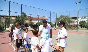 Dikili’de çocuklar tenis ile buluşuyor