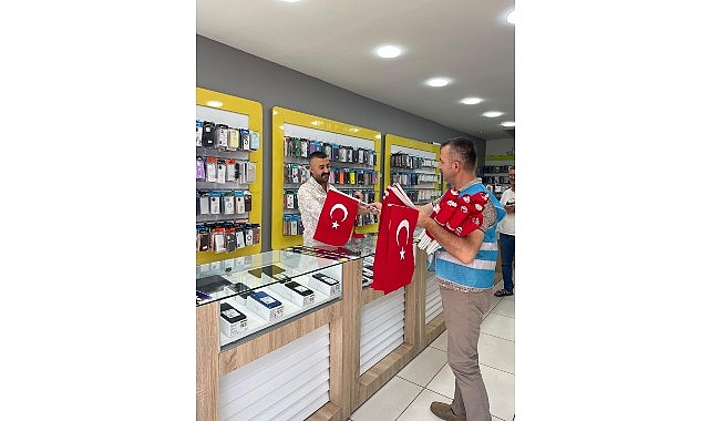 Esnafa ve vatandaşlara binlerce bayrak dağıtıldı