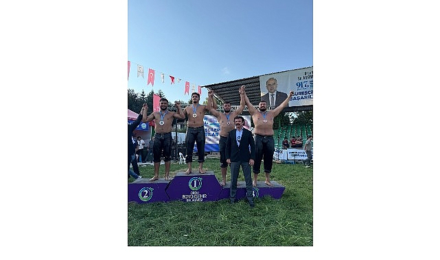 Kemer Belediyesi güreşçileri kürsüye çıktı