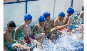 Mahalleye havuz geldi, çocuklar bayram etti