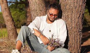 Oyuncu Engin Demircioğlu’ndan Sezen Aksu Coveri ‘Yanmışım Sönmüşüm Ben’