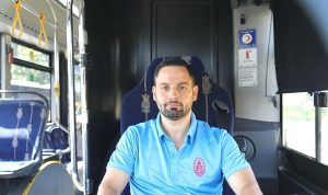 Seyir Halindeyken Fark Etti, Aracını Durdurdu, Koşarak İndi, Yanmakta Olan Türk Bayrağını Elleriyle Söndürdü