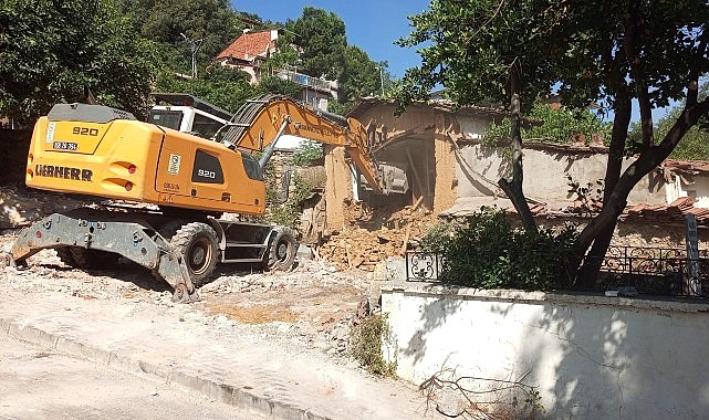 Tehlike saçan metruk binalar yıkıldı