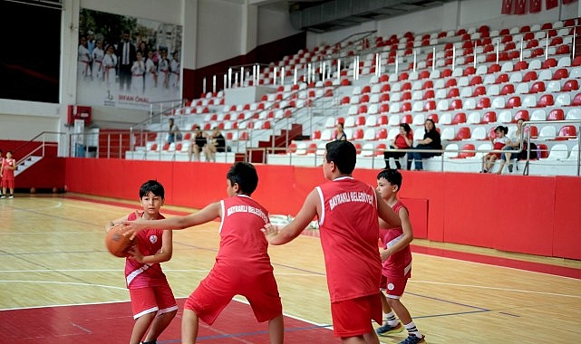 Bayraklı’da 3 bin 77 kişi yaz spor okullarında buluştu