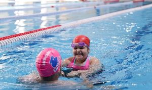 Buca’nın yıldızı Sporium yüzme kursları ile kapılarını açtı