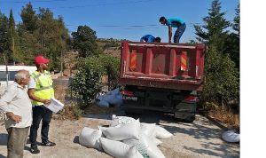 Büyükşehir’den üreticiye tavuk yemi ve ekipman desteği