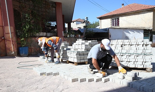 Çiğli’de yol ve park çalışmaları hız kesmeden sürüyor