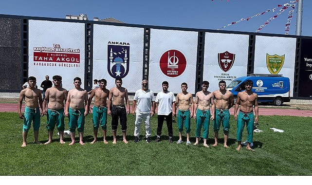 Güreşçiler Dualı Çayırda Mücadele Etti