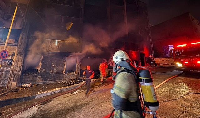 İzmir İtfaiyesi Konak’ta çıkan yangında iki kişiyi kurtardı
