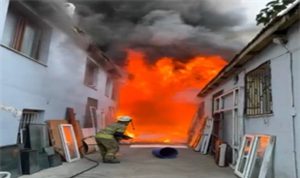 İzmir İtfaiyesi Konak’taki yangına müdahale etti