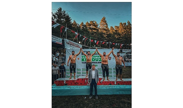 Kemer Belediye güreşçileri kürsüye çıktı