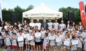 Osmangazi’de minikler yaz tatilinde yüzmeyi öğrendi