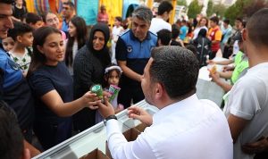 Rasim Başkan’dan Çocuklara Dondurma ve Limonata