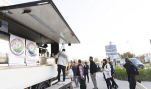 Balçova Belediyesi’nden Soğuk Havaların Gönül Isıtan Dokunuşu: Metro Durağında Çorba İkramı