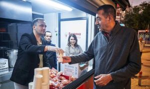 Bornova’da soğuk sabahlar sıcak çorbayla ısınıyor