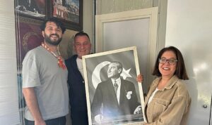 Çeşme Belediyesi’nden Muhtarlar Haftasında anlamlı hediye: Atatürk tablosu