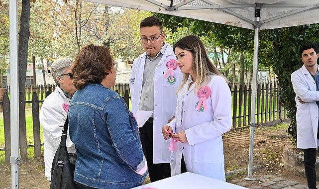 Meme Kanseri için Pembe Çiçekler Toprakla Buluştu