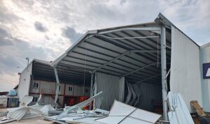 Ürünlü’de iki kaçak yapı yıkıldı