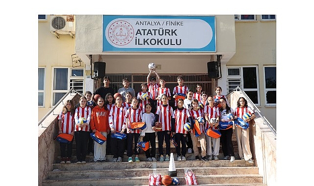 Büyükşehir’den geleceğin sporcularına malzeme desteği