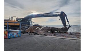 Karşıyaka’daki kaçak iskeleler yıkılıyor