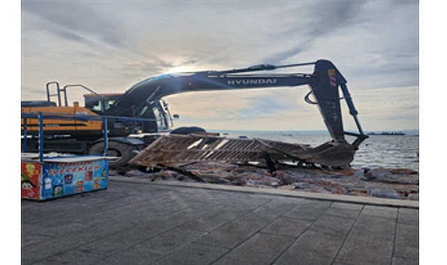 Karşıyaka’daki kaçak iskeleler yıkılıyor