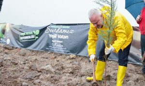 Menemen’de fidanlar, yeşil vatan için dikildi