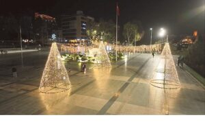 Büyükşehir Belediyesi Antalya’yı süslüyor