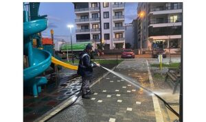 Edremit Belediyesi’nden parklarda hızlı temizlik çalışması