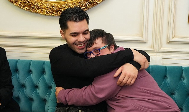 Sanatçı Emir Can İğrek, Üsküdar Tebessüm Kahvesi’ni Ziyaret Etti