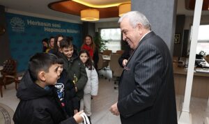 Badırgalı çocuklar el emeklerini Başkan Şadi Özdemir’e hediye etti