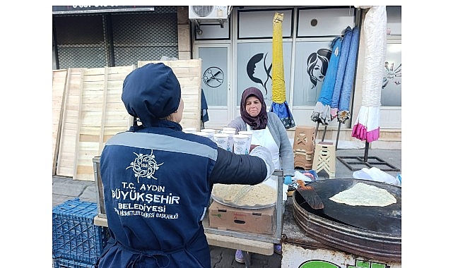 Başkan Çerçioğlu’ndan Vatandaşlara ve Pazarcı Esnafına Sıcak İkram
