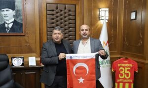 Bayındır Belediye Başkanı Davut Sakarsu, Bayındır Esnaf ve Sanatkarlar Odası Başkanı Enis Macit ve yönetim kurulu üyelerini makamında ağırladı.